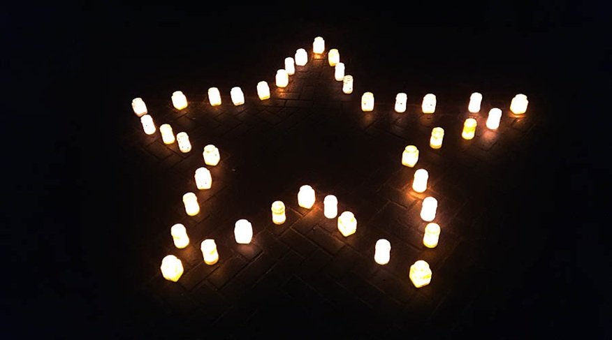 brennende Teelichter in From eines 5-eckigen Sterns